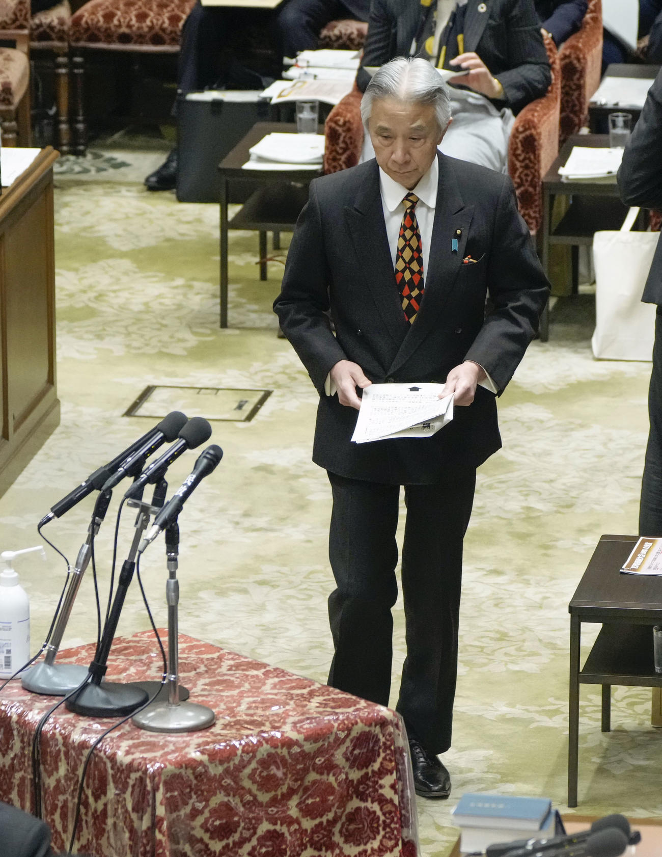 衆院予算委で答弁に臨む盛山文科相（共同）