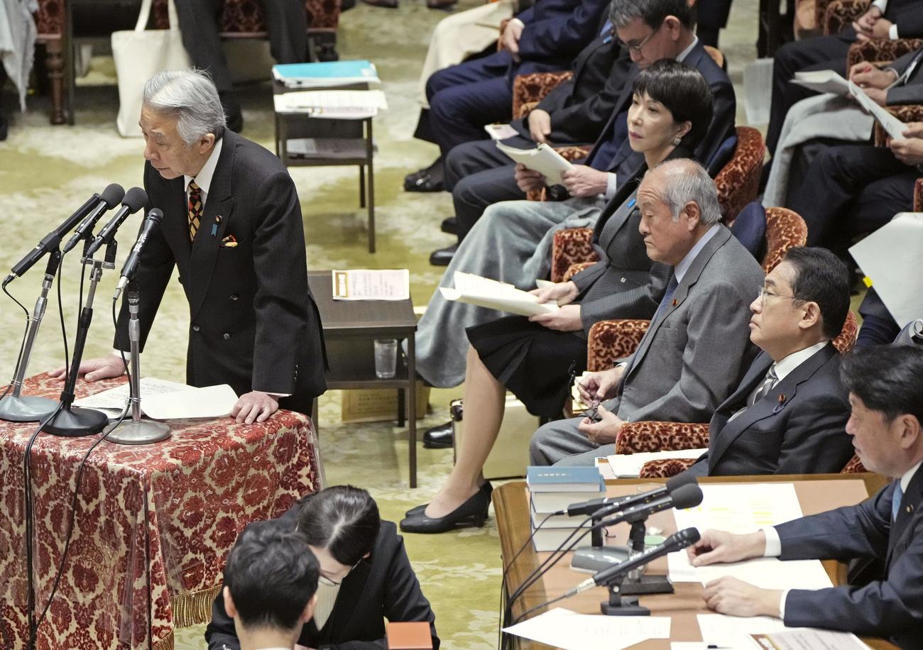 衆院予算委で答弁する盛山文科相（左端）。右手前から2人目は岸田首相（共同）