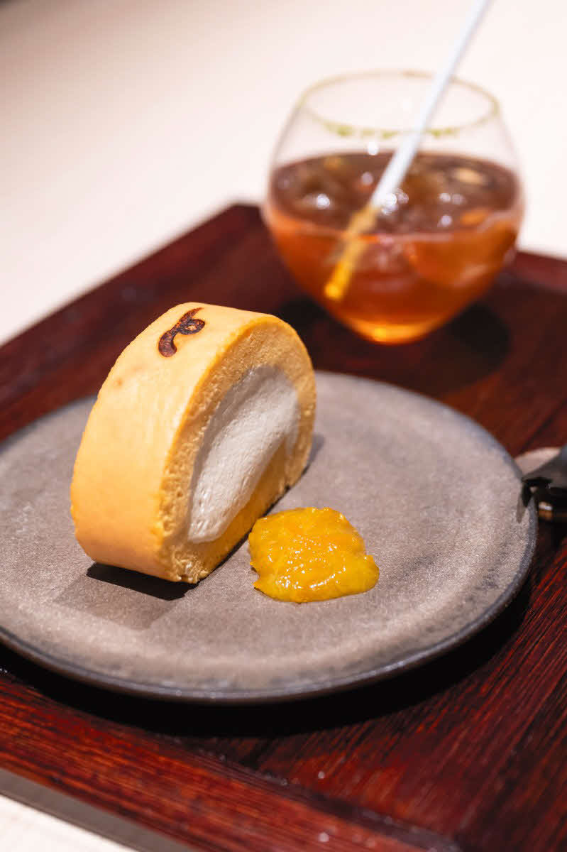 藤井聡太王将の初日午後のおやつは「ミルクジャムと蜜柑（みかん）のロールケーキ」と「ベルガモット和紅茶」（日本将棋連盟提供）