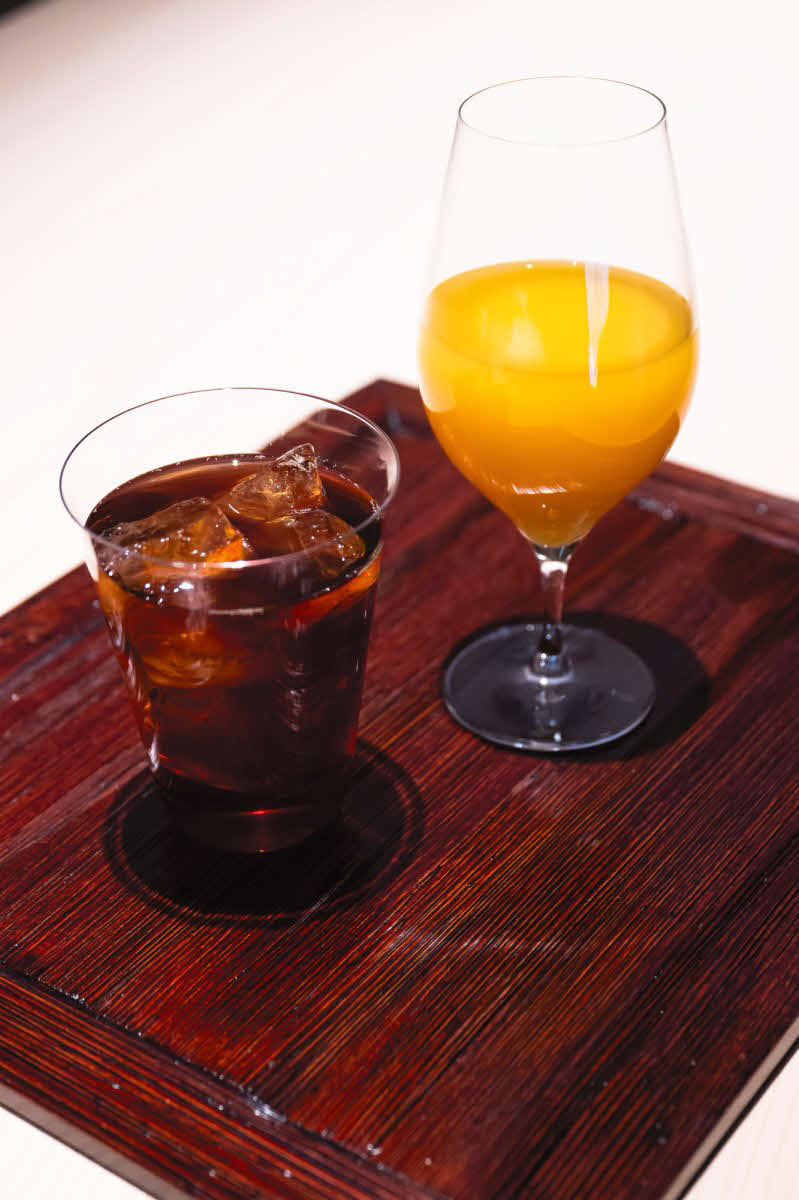 菅井竜也八段の午後のおやつは「国産バレンシアオレンジジュース」と「アイスのハンドドリップコーヒー」（日本将棋連盟提供）