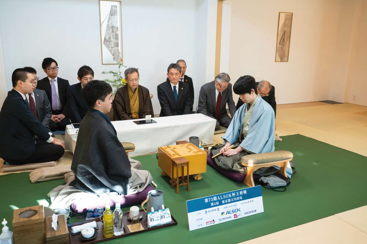 王将戦第4局は藤井聡太王将（右）の先手でスタート（左は菅井竜也八段、日本将棋連盟提供）