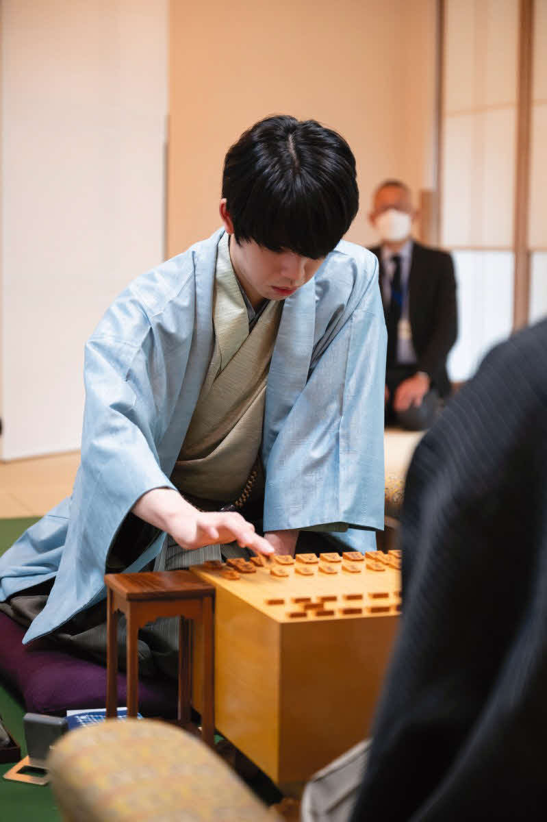 初日の指し手を再現する藤井聡太王将（日本将棋連盟提供）