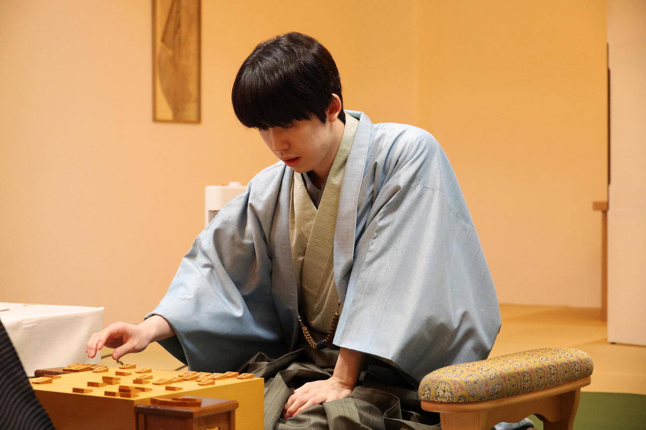 タイトル防衛に成功し感想戦を行う藤井聡太王将（撮影・中島郁夫）