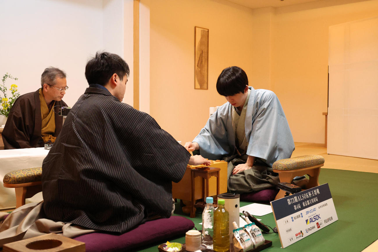 タイトル防衛に成功し菅井竜也八段（左）と感想戦を行う藤井聡太王将（撮影・中島郁夫）