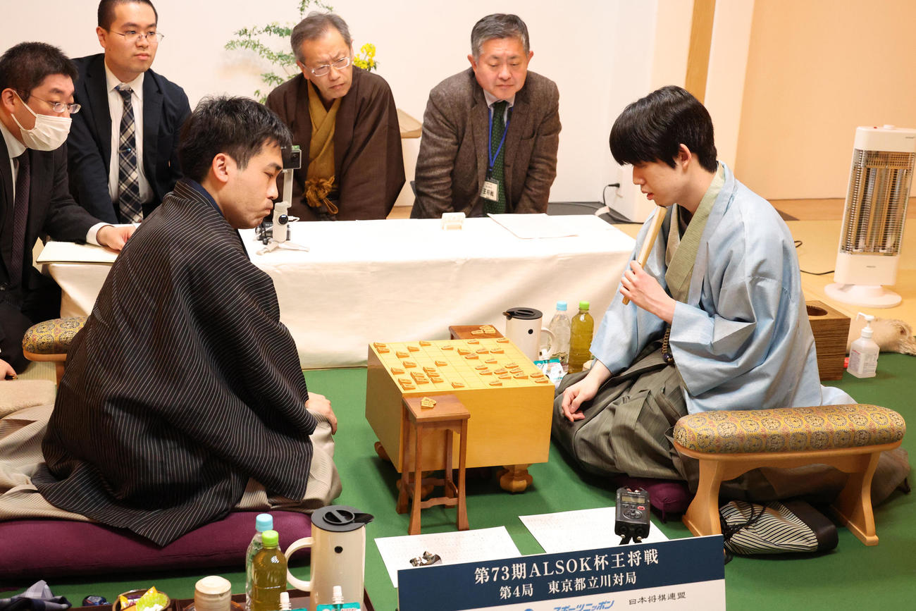 タイトル防衛に成功し菅井竜也八段（左）と感想戦を行う藤井聡太王将（撮影・中島郁夫）