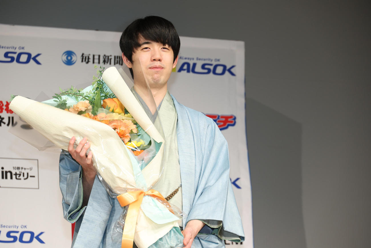 タイトル防衛に成功し花束を贈られる藤井聡太王将（撮影・中島郁夫）