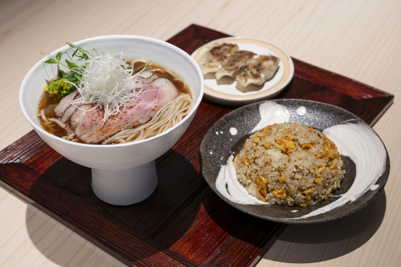 菅井竜也八段が注文した「かじか出汁（だし）のラーメン」（日本将棋連盟提供）