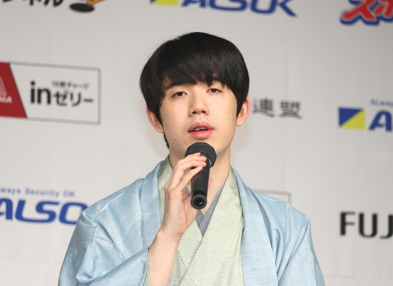タイトル防衛に成功し会見を行う藤井聡太王将（撮影・中島郁夫）