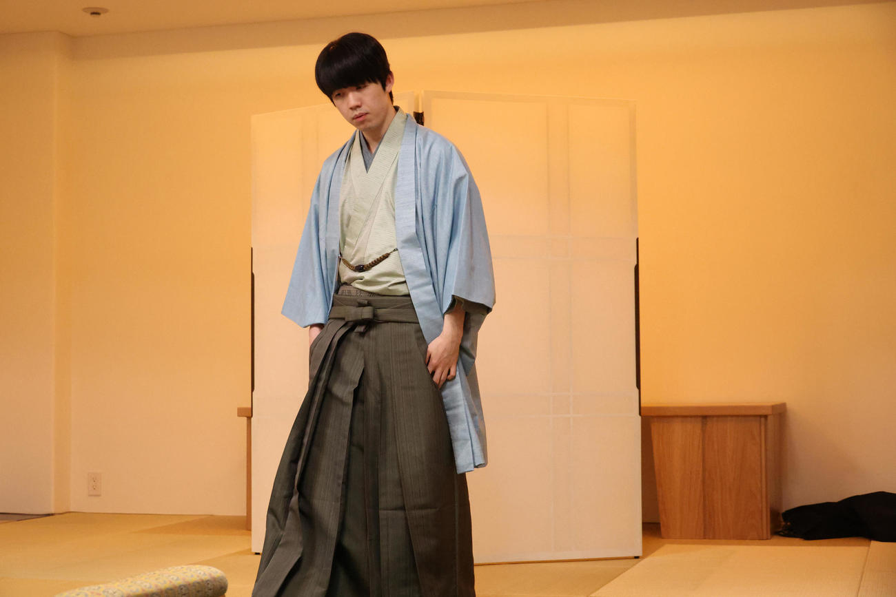 タイトル防衛に成功し感想戦のために対局場に入場する藤井聡太王将（撮影・中島郁夫）