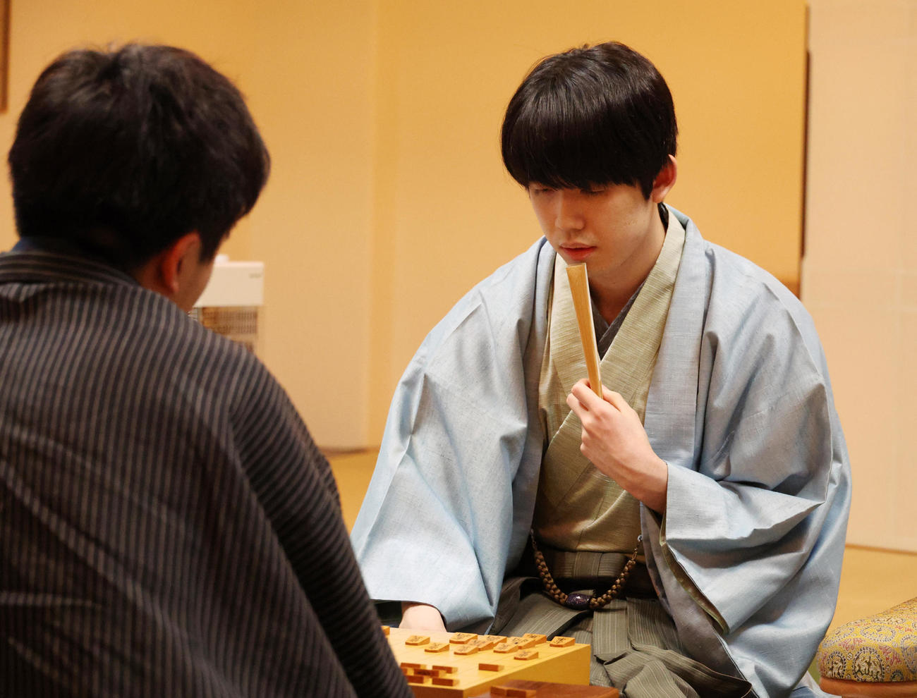 タイトル防衛に成功し感想戦を行う藤井聡太王将。左は菅井竜也八段（撮影・中島郁夫）