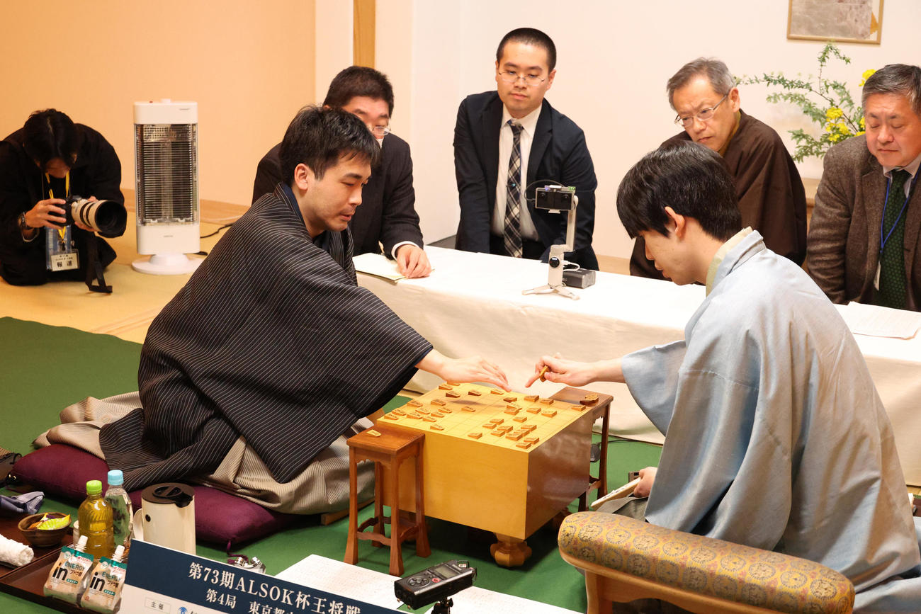 藤井聡太王将（右）と感想戦を行う菅井竜也八段（撮影・中島郁夫）
