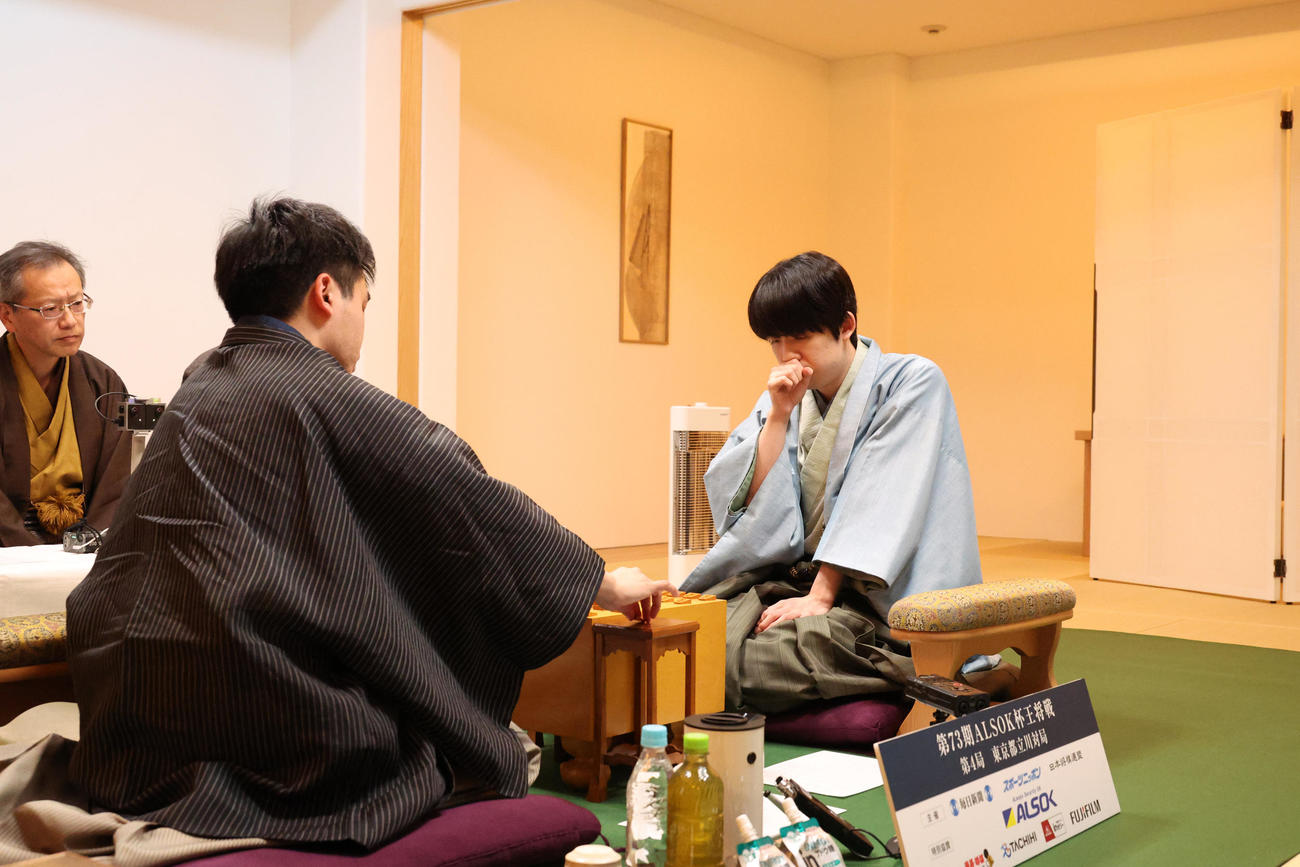 タイトル防衛に成功し菅井竜也八段（左）と感想戦を行う藤井聡太王将（撮影・中島郁夫）