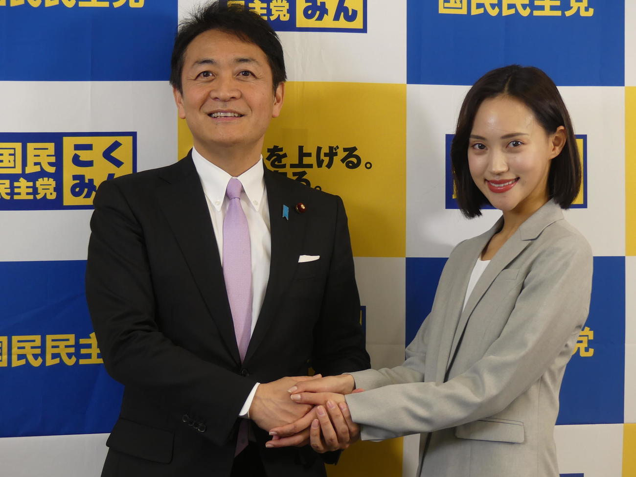 東京15区補選に国民民主党から出馬することを発表した高橋茉莉氏。左は玉木雄一郎代表（撮影・中山知子）
