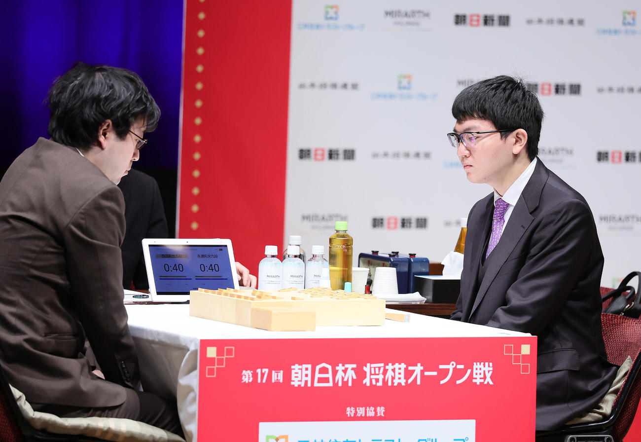 準決勝の対局に臨む西田拓也五段（左）と永瀬拓矢九段（撮影・足立雅史）