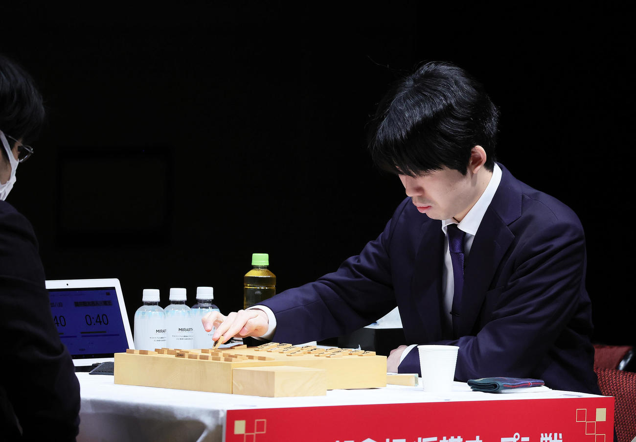 準決勝で糸谷哲郎八段（左）との対局に臨む藤井聡太八冠（撮影・足立雅史）
