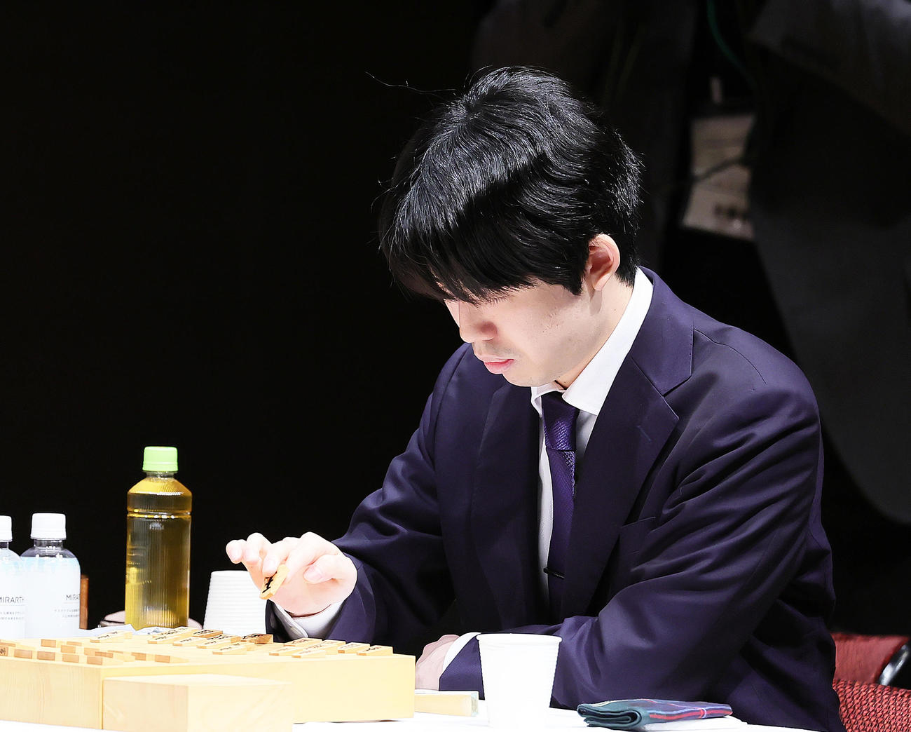 準決勝の対局に臨む藤井聡太八冠（撮影・足立雅史）