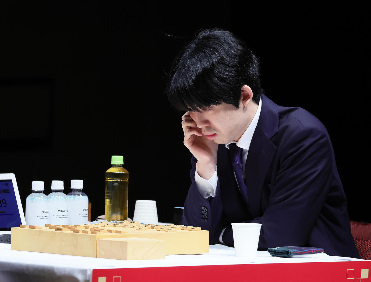 準決勝の対局で考え込む藤井聡太八冠（撮影・足立雅史）