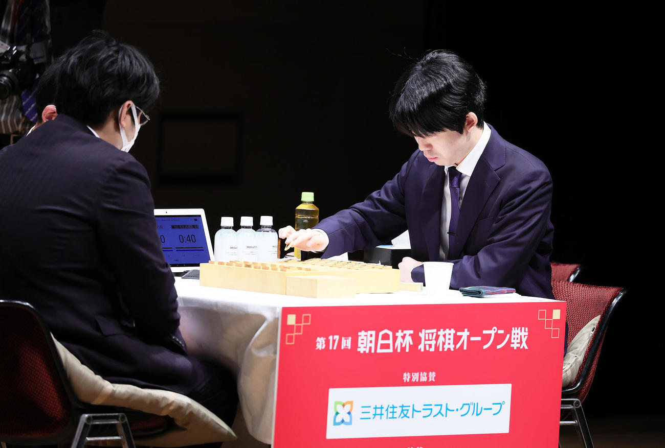 準決勝で糸谷哲郎八段（左）との対局に臨む藤井聡太八冠（撮影・足立雅史）