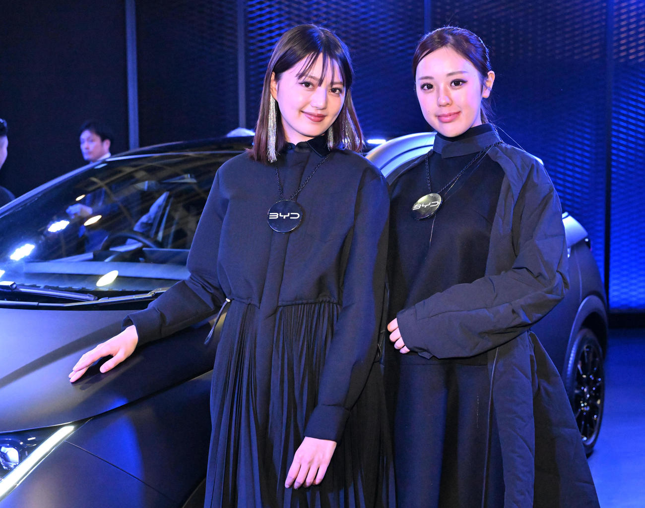 BYD DOLPHINの前でポーズをとるのキャンペーンガール（撮影・石井愛子）
