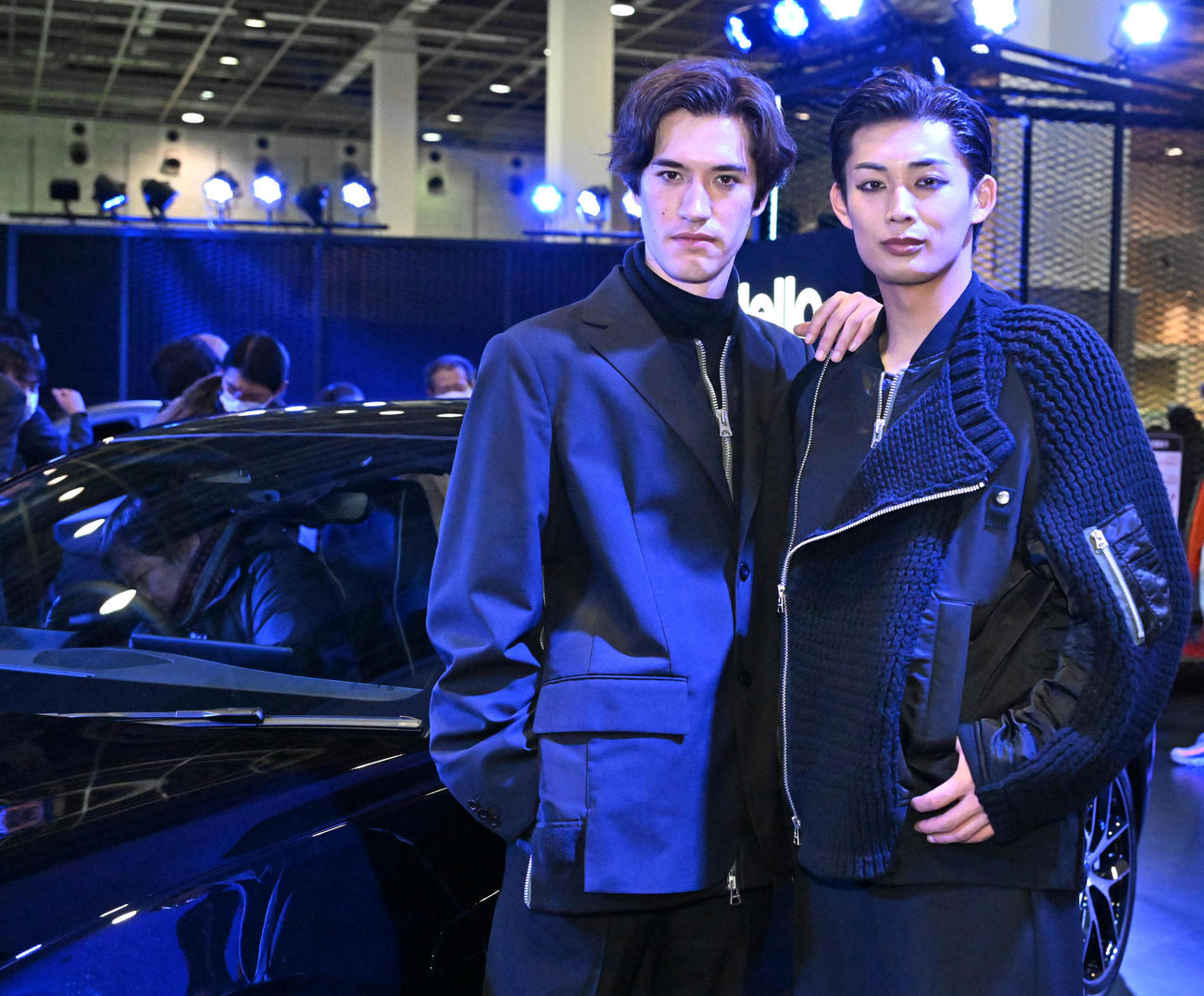 BYD SEALの前でポーズをとるキャンペーンボーイ（撮影・石井愛子）