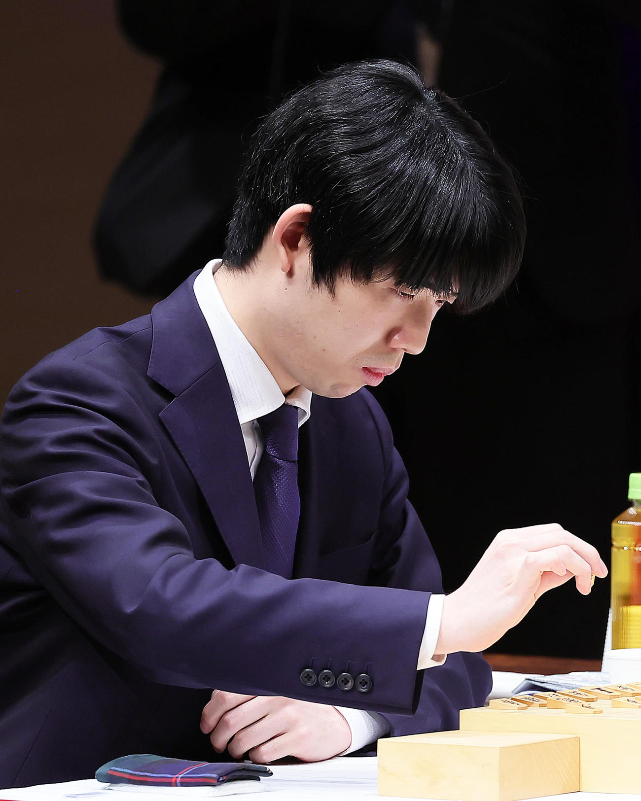 決勝に臨む藤井聡太八冠（撮影・足立雅史）