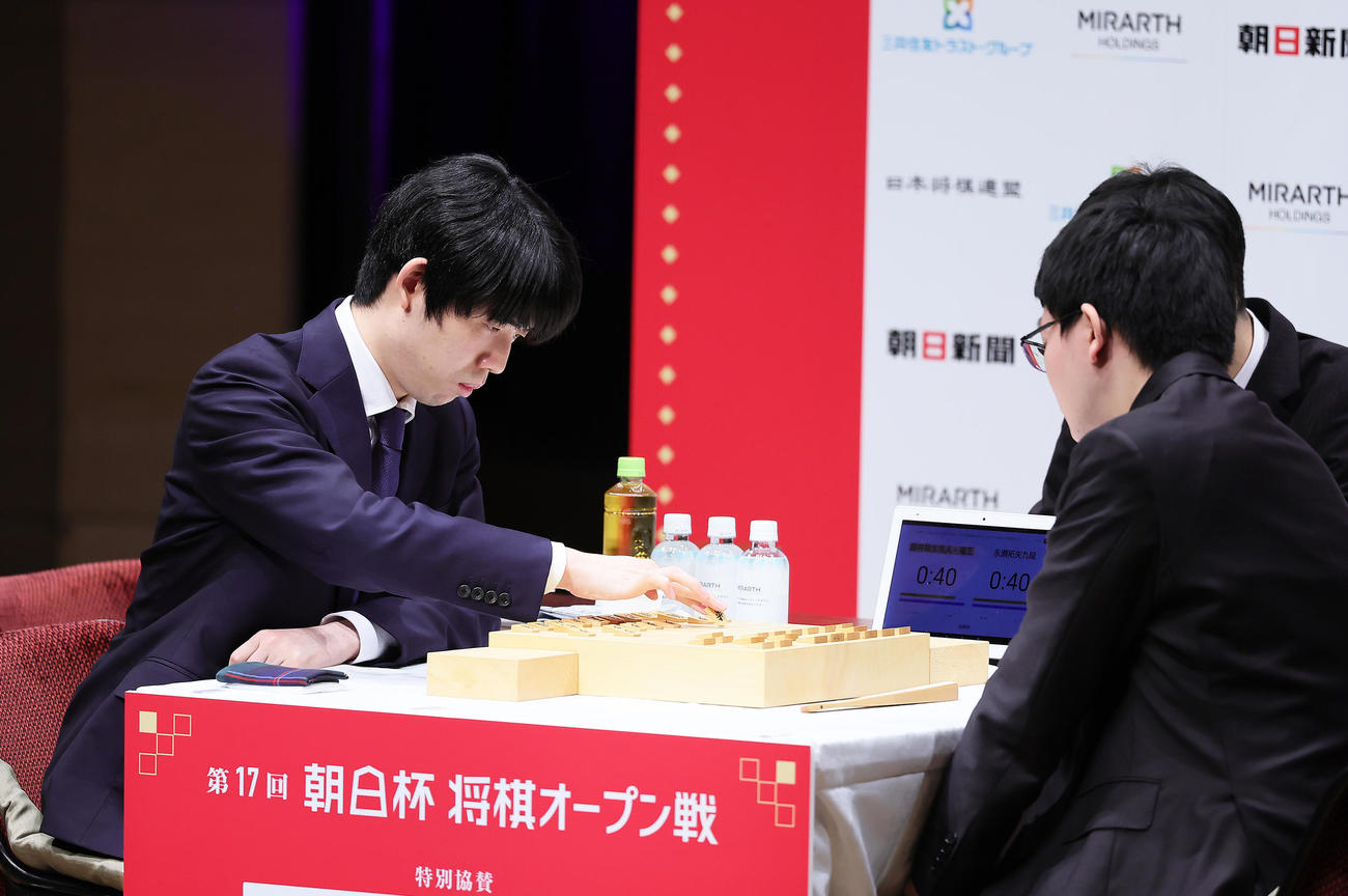 決勝に臨む藤井聡太八冠（左）と永瀬拓矢九段（撮影・足立雅史）
