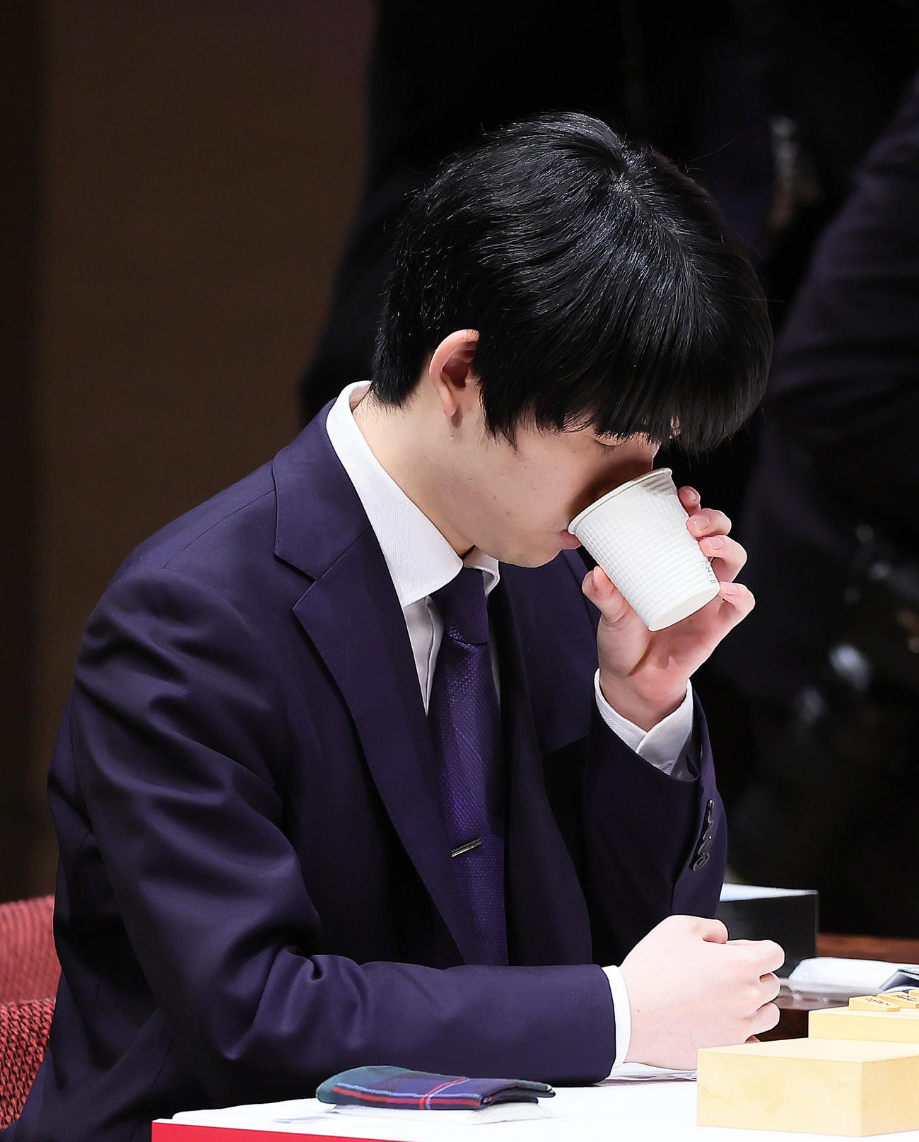 決勝の対局中、水を飲む藤井聡太八冠（撮影・足立雅史）