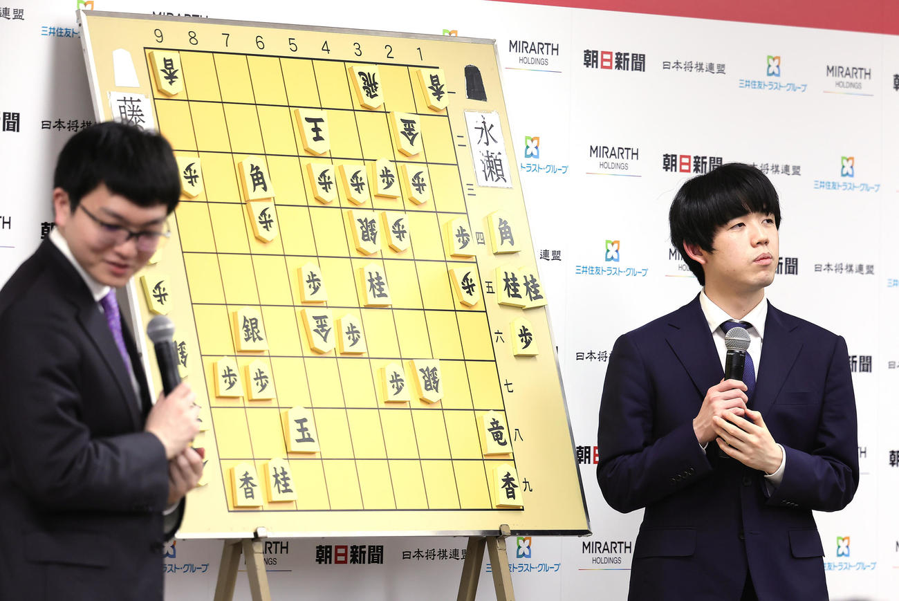 決勝で永瀬拓矢九段（左）に敗れ、感想戦で渋い顔を見せる藤井聡太8冠（撮影・足立雅史）