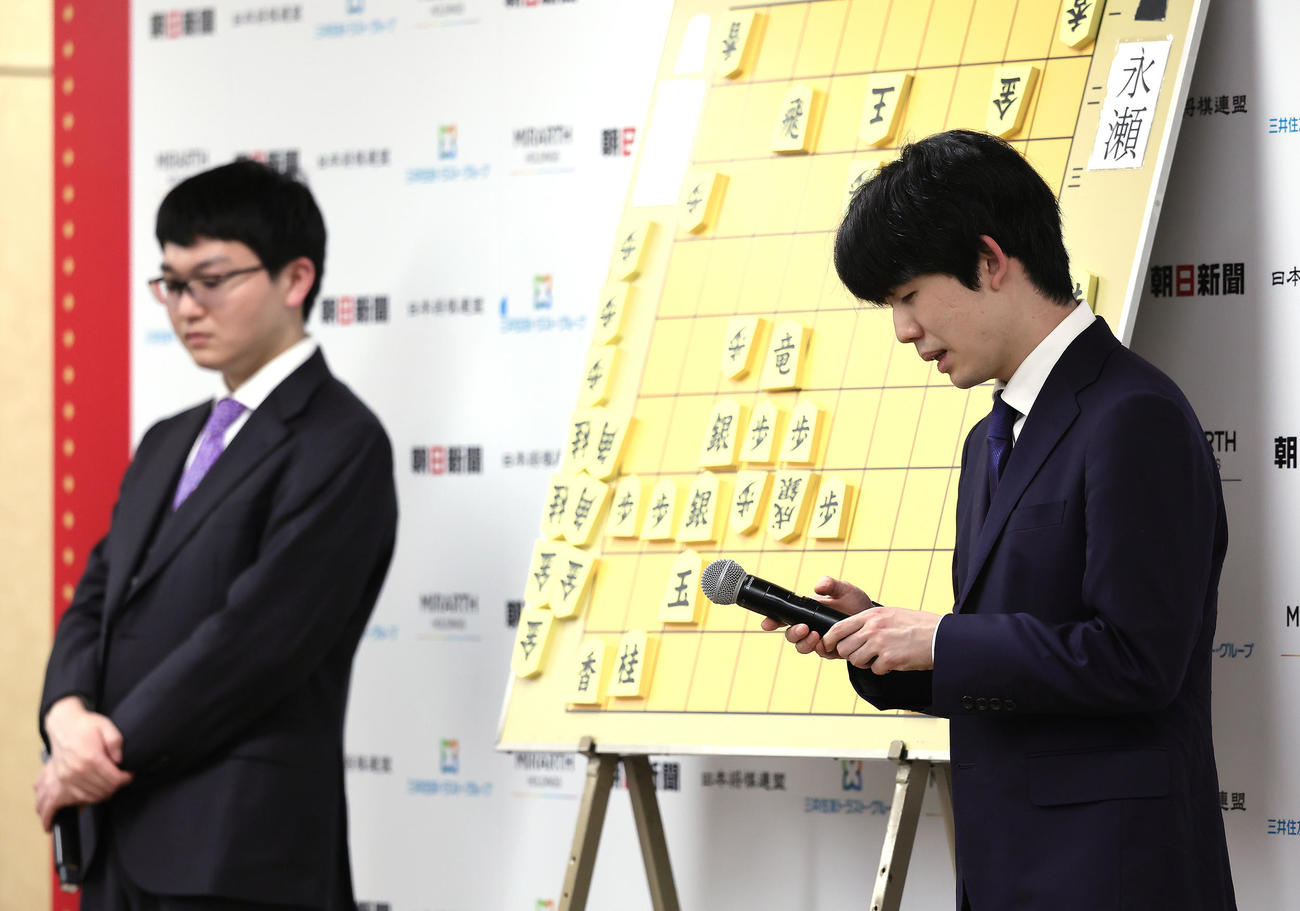 永瀬拓矢九段（左）に敗れた藤井聡太八冠は決勝を振り返る（撮影・足立雅史）