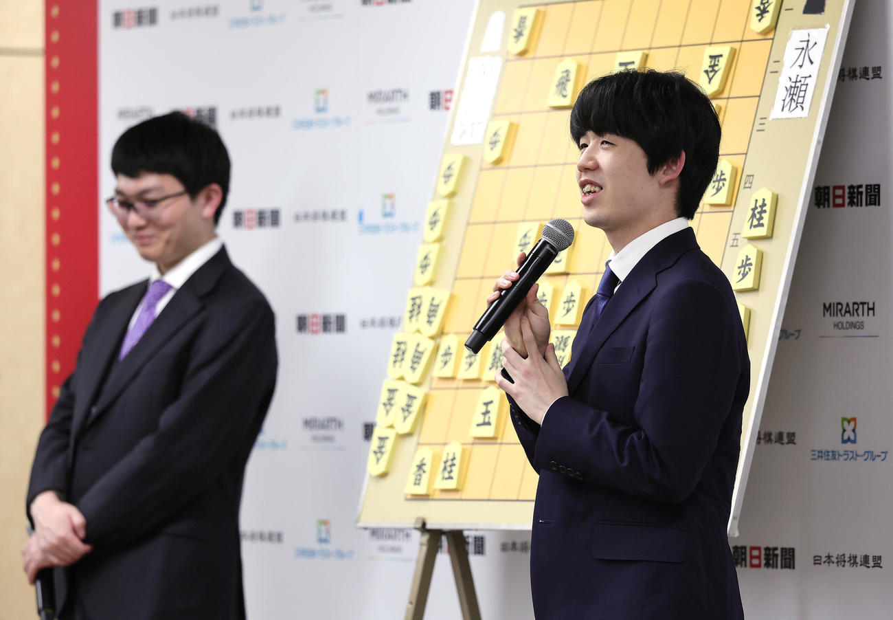 永瀬拓矢九段（左）に敗れた藤井聡太八冠はときおり笑みを浮かべながら決勝を振り返る（撮影・足立雅史）