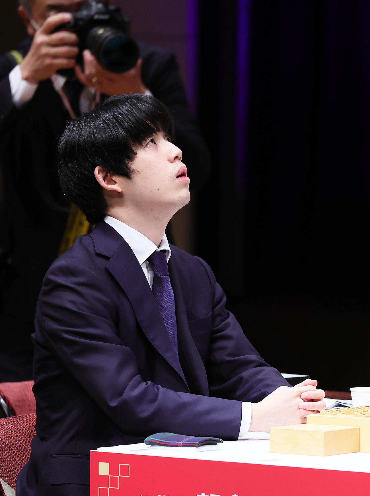 決勝を前に天を見上げる藤井聡太八冠（撮影・足立雅史）