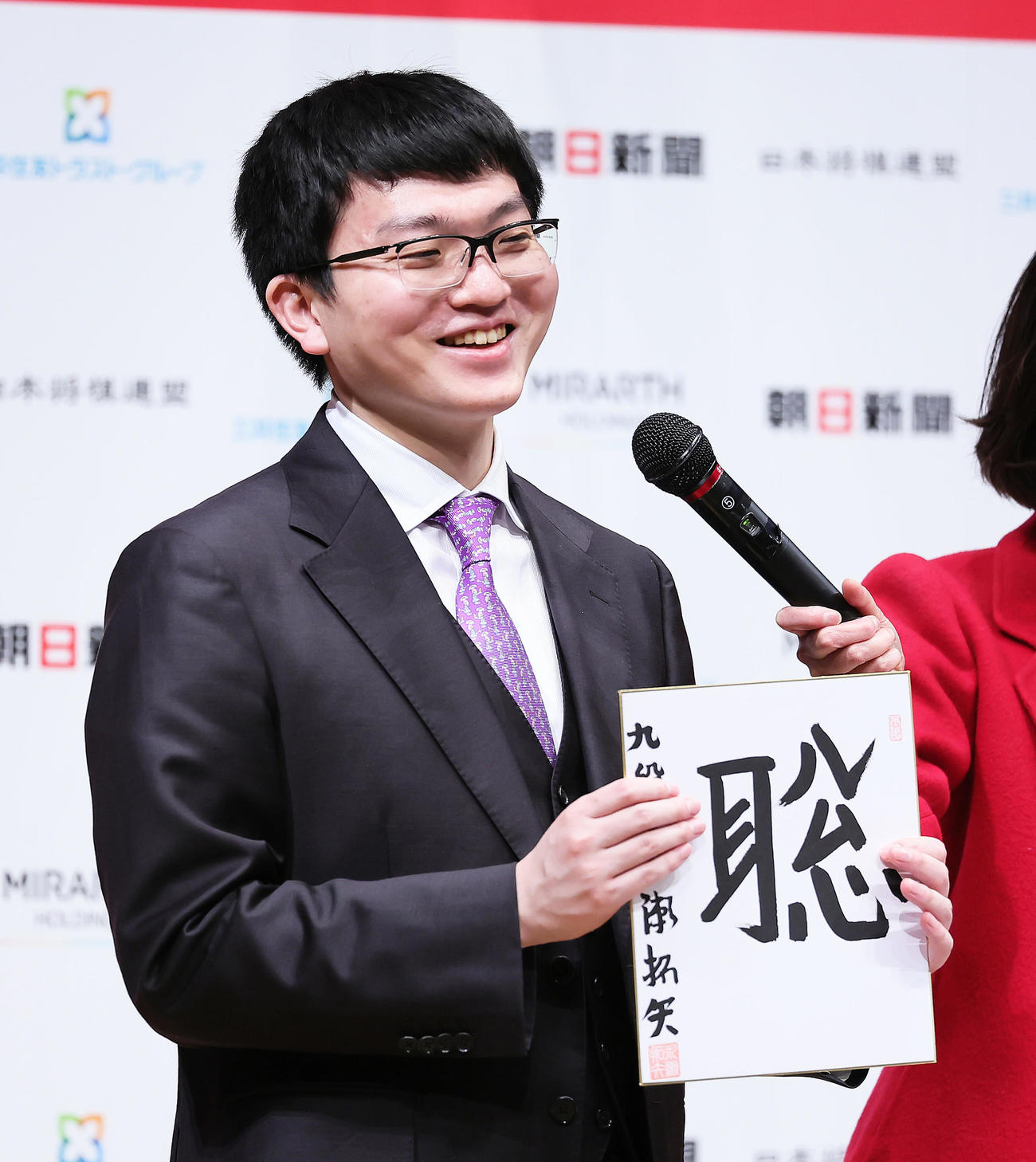 初優勝の永瀬拓矢九段は「聡」の文字を記した色紙をファンにプレゼントする（撮影・足立雅史）