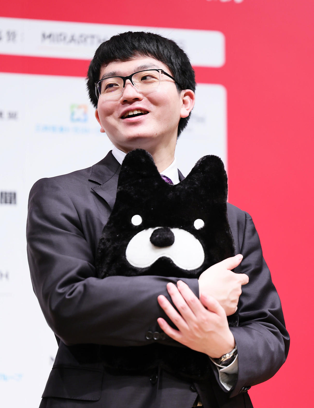 初優勝の永瀬拓矢九段はAbemaTVのアベマくんぬいぐるみを抱き笑顔を見せる（撮影・足立雅史）