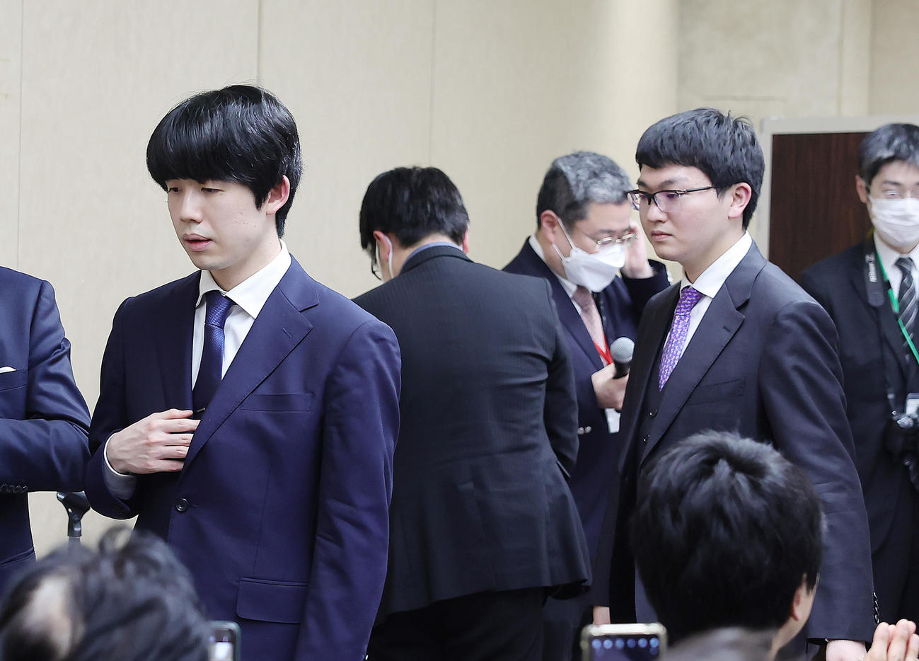 決勝の感想戦を終え、引き揚げる藤井聡太八冠（左）と永瀬拓矢九段（撮影・足立雅史）