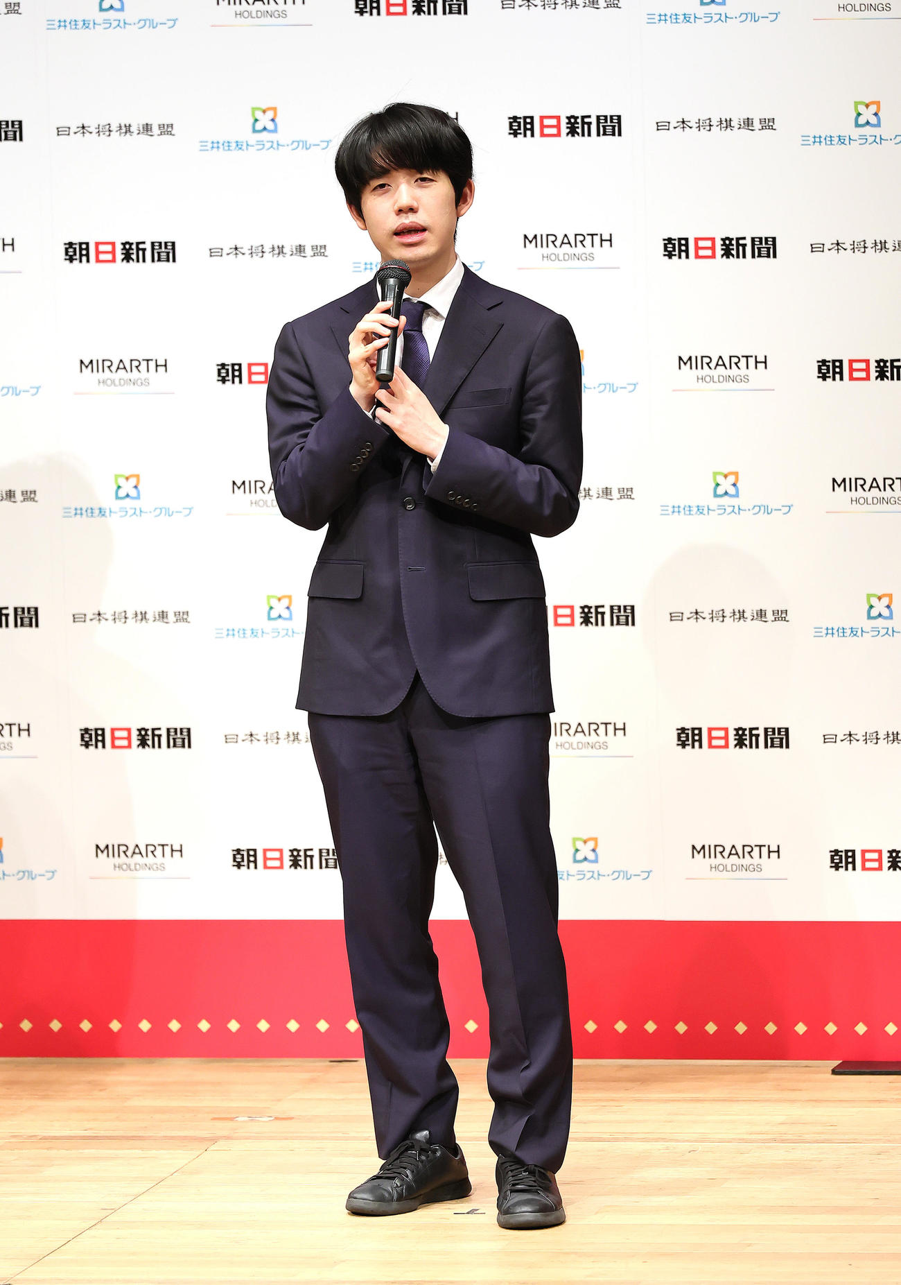 決勝への意気込みを語る藤井聡太八冠（撮影・足立雅史）