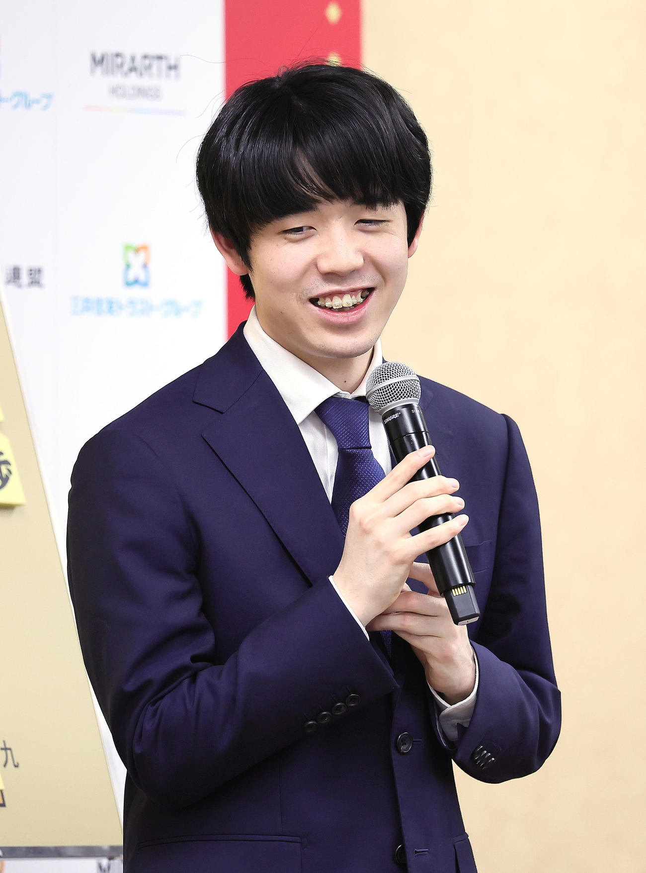 決勝進出を決め、感想戦で笑顔を見せる藤井聡太八冠（撮影・足立雅史）