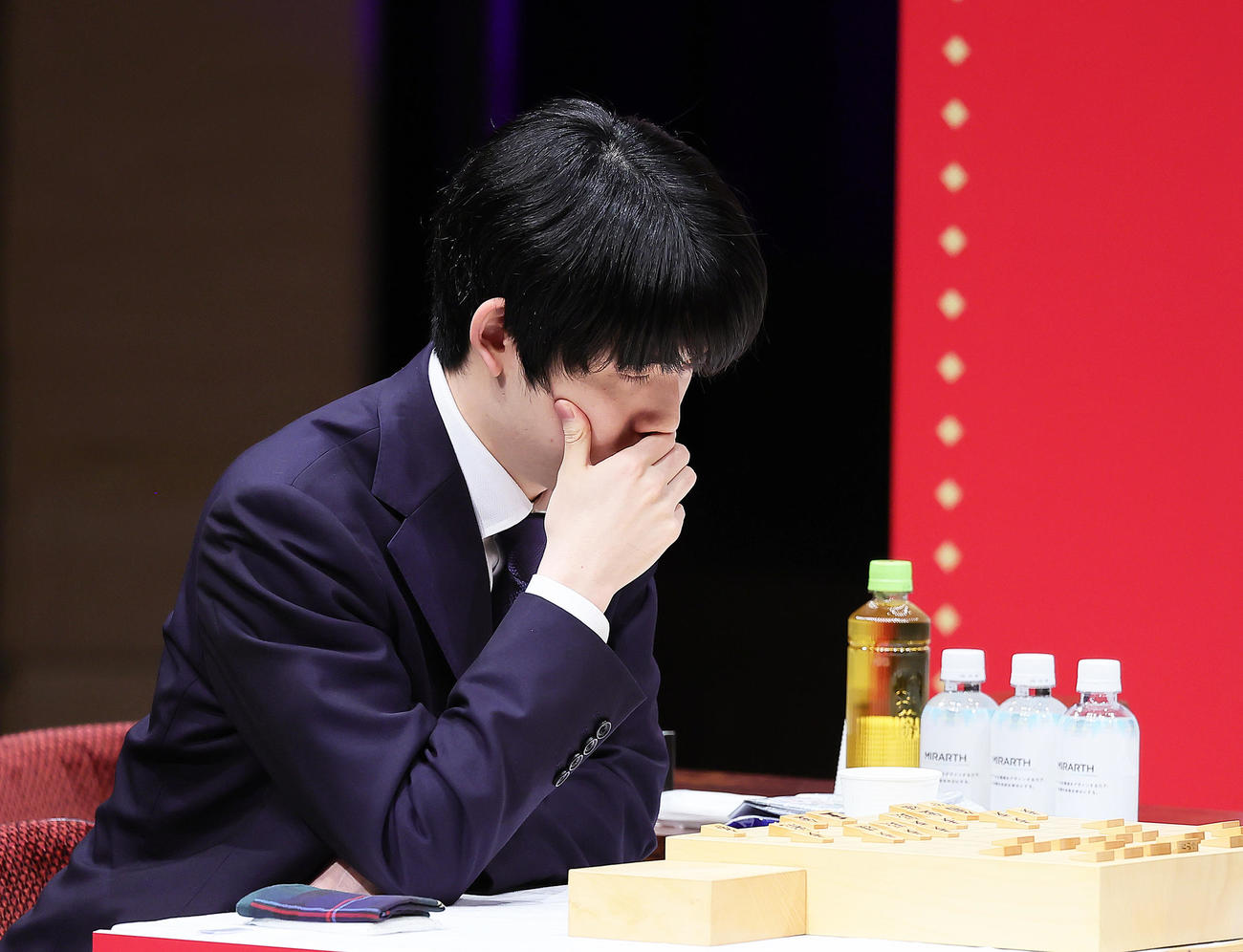 決勝で考え込む藤井聡太八冠（撮影・足立雅史）