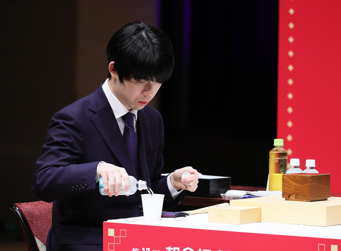 決勝を前に紙コップに水をそそぐ藤井聡太八冠（撮影・足立雅史）