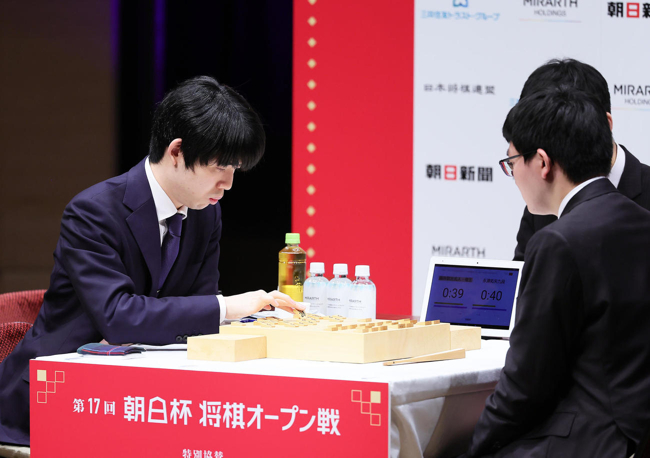 決勝に臨む藤井聡太八冠（左）と永瀬拓矢九段（撮影・足立雅史）