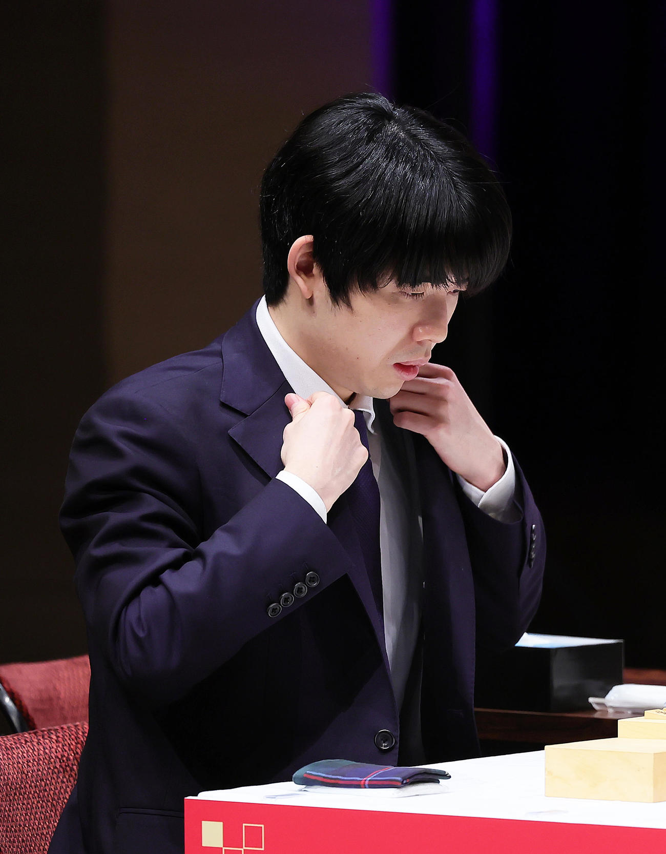 決勝を前にえりを気にする藤井聡太八冠（撮影・足立雅史）