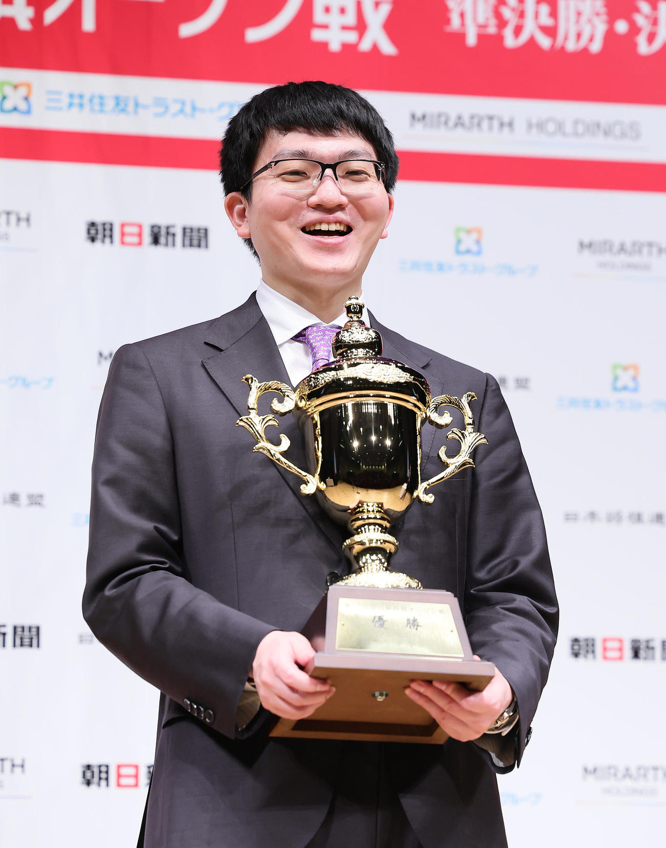 初優勝を飾り優勝カップを手に笑顔を見せる永瀬拓矢九段（撮影・足立雅史）