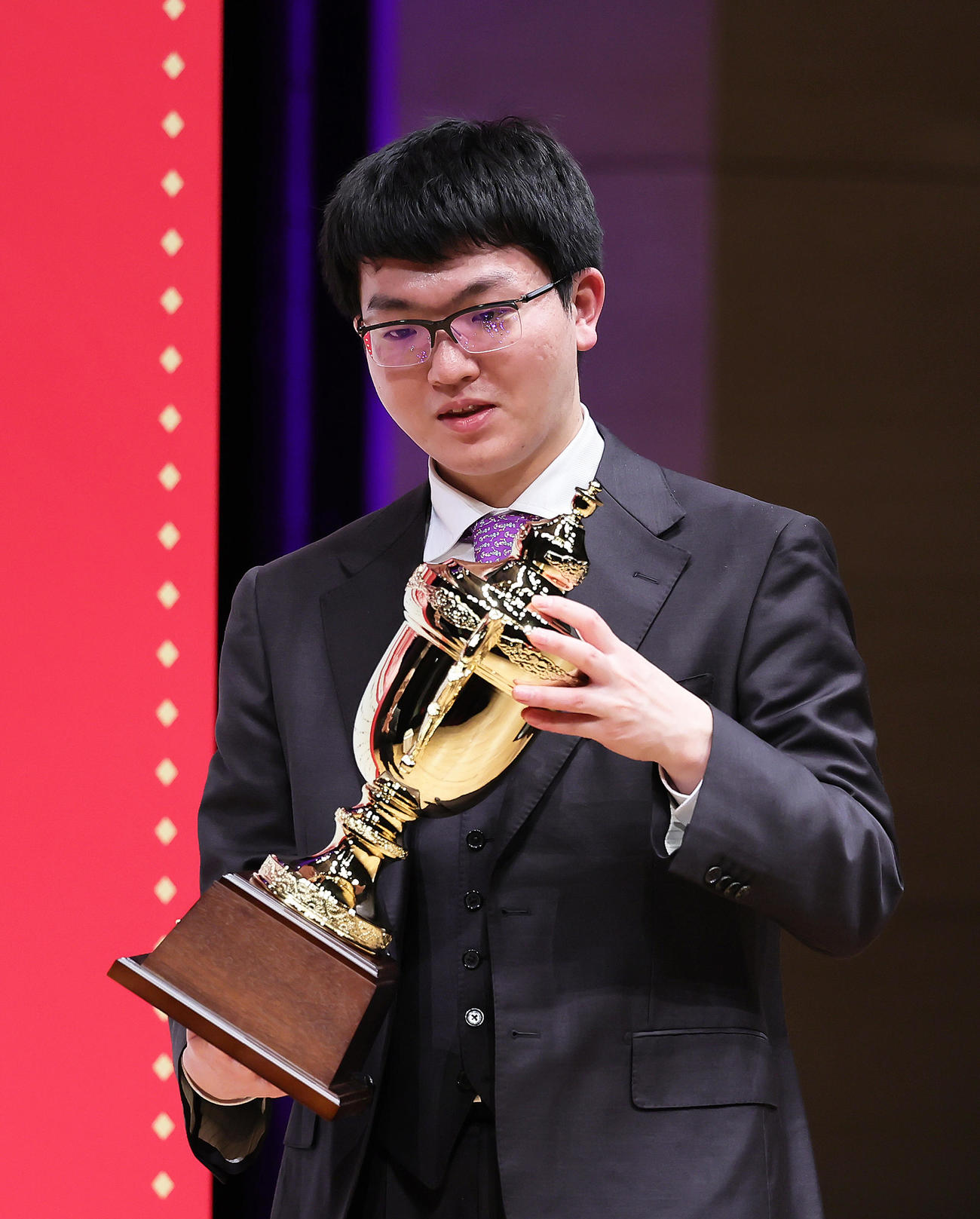 初優勝を飾り優勝カップを手にする永瀬拓矢九段（撮影・足立雅史）
