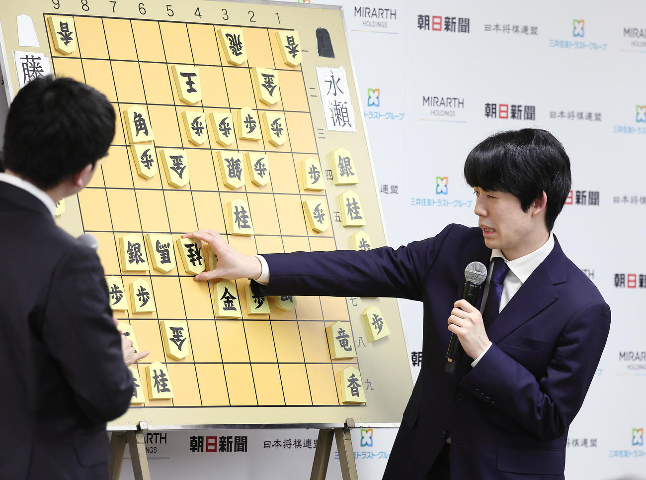 決勝で永瀬拓矢九段（左）に敗れ感想戦に臨む藤井聡太八冠（撮影・足立雅史）