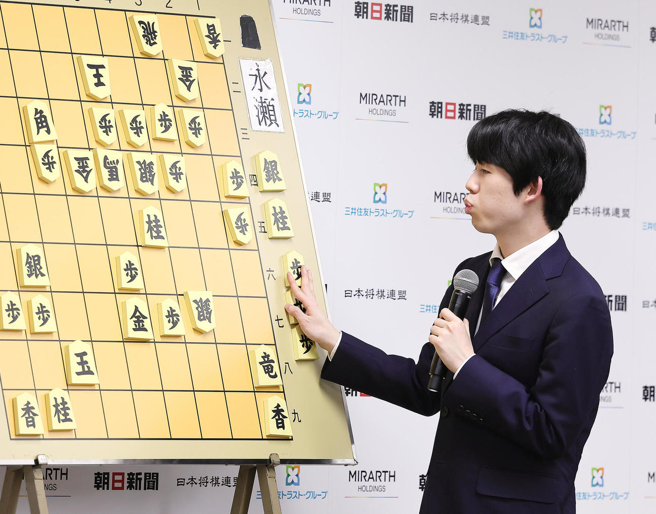 決勝で永瀬拓矢九段に敗れた藤井聡太八冠は渋い顔で対局を振り返る（撮影・足立雅史）