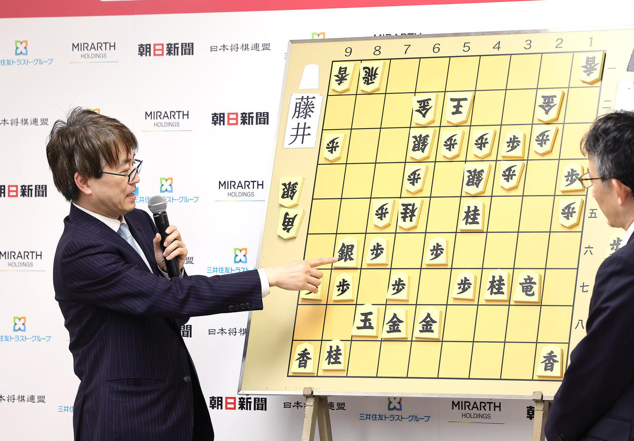 決勝の大盤解説を行う日本将棋連盟の羽生善治会長（撮影・足立雅史）
