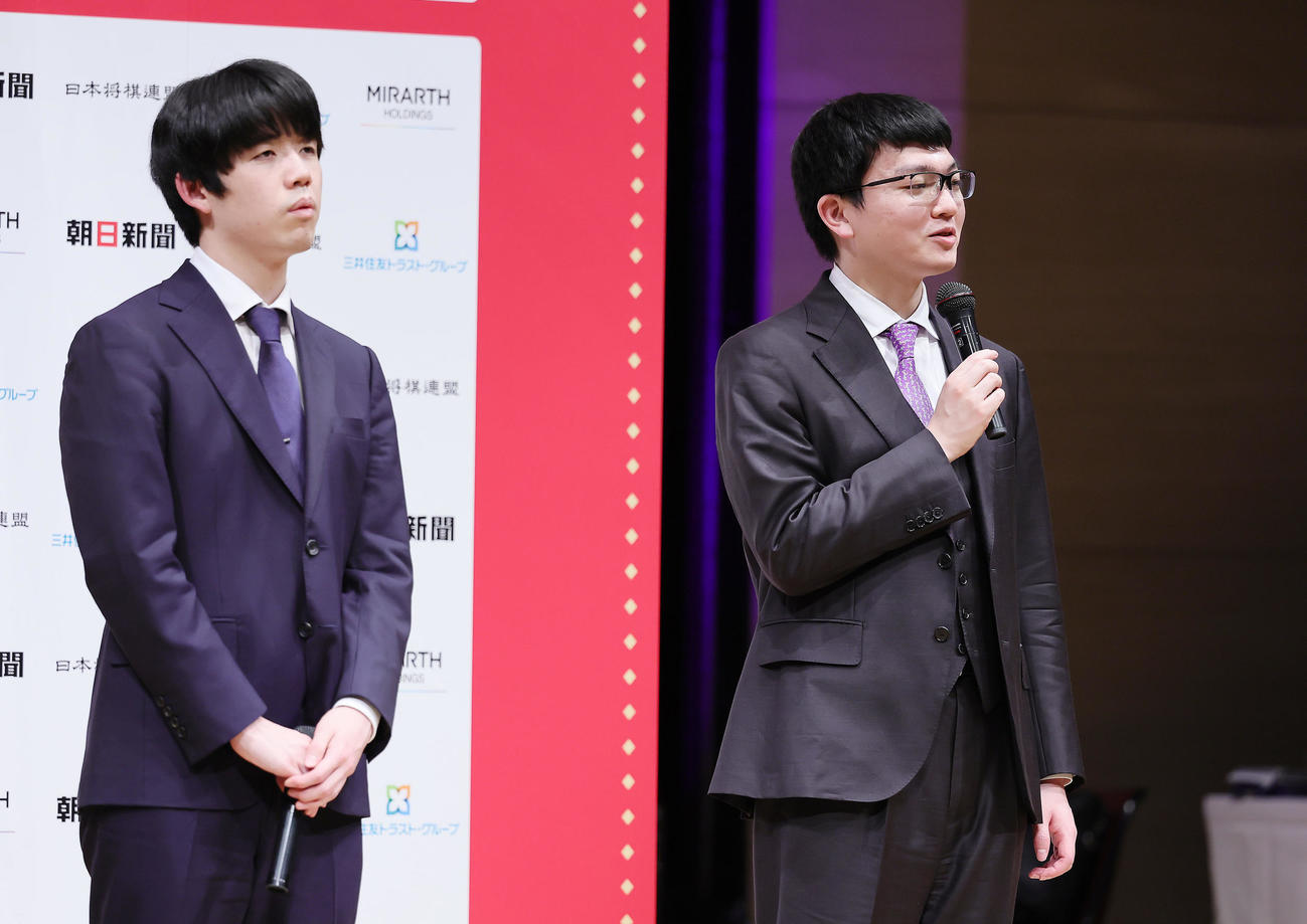 藤井聡太八冠（左）を破り初優勝の喜びを語る永瀬拓矢九段（撮影・足立雅史）