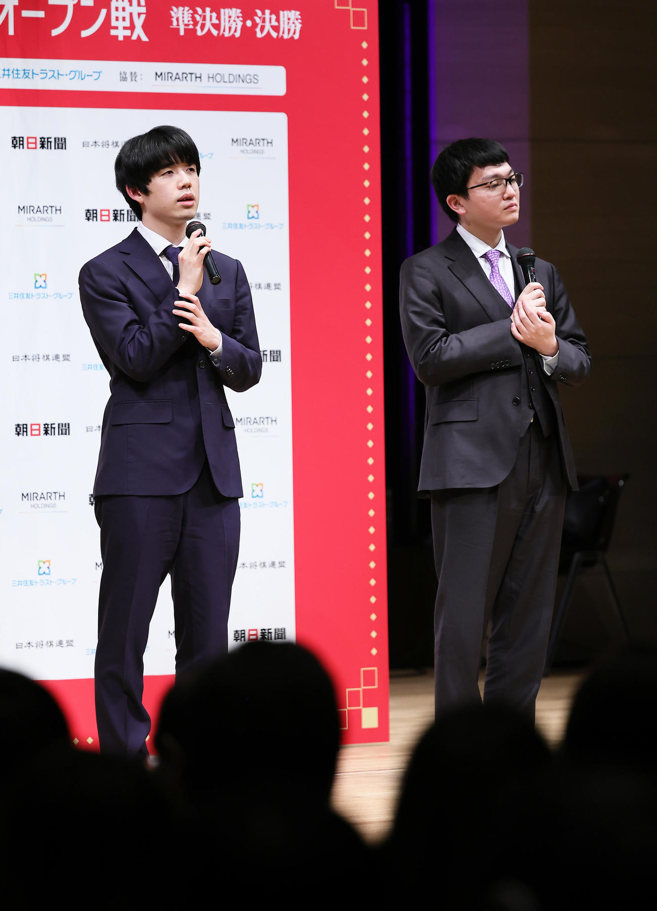 永瀬拓矢九段（右）に敗れた藤井聡太八冠は決勝を振り返る（撮影・足立雅史）