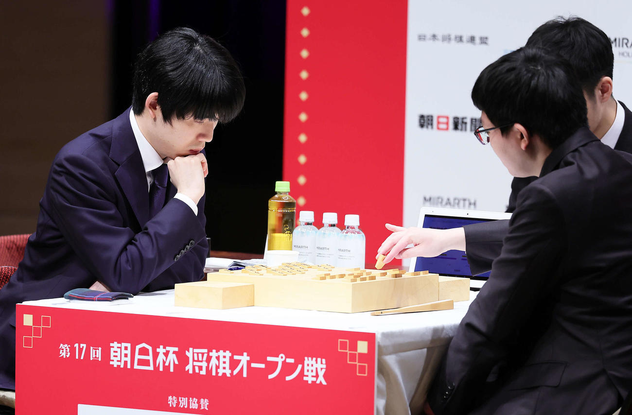 決勝に臨む藤井聡太8冠（左）と永瀬拓矢九段（撮影・足立雅史）