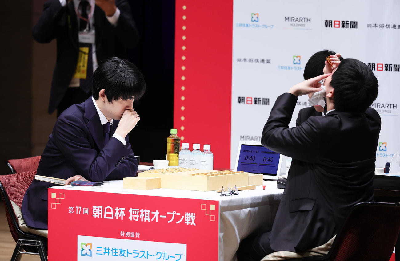 決勝を前に集中する藤井聡太八冠（左）と目薬をさす永瀬拓矢九段（撮影・足立雅史）