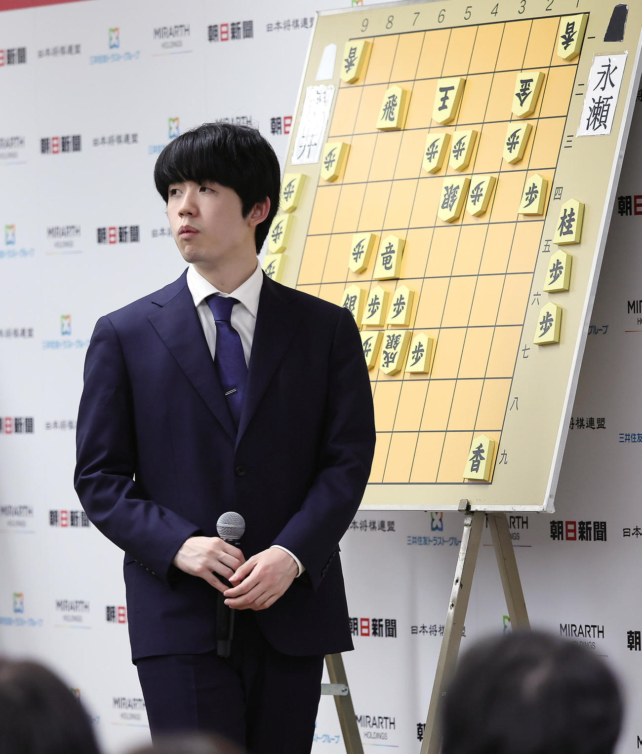 決勝で敗れ、感想戦に臨む藤井聡太8冠（撮影・足立雅史）